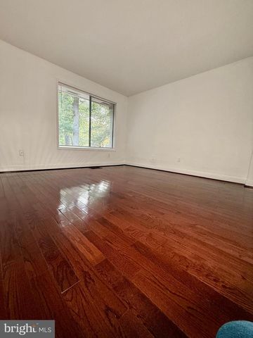 2379 SOUTHGATE SQ, Reston, VA 20191