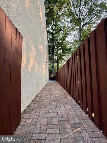2379 SOUTHGATE SQ, Reston, VA 20191