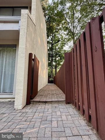 2379 SOUTHGATE SQ, Reston, VA 20191