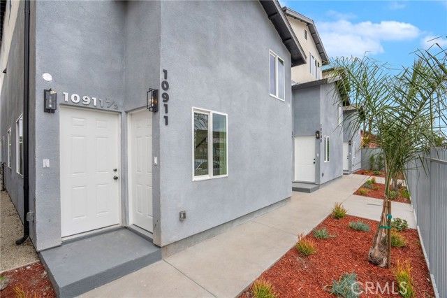 10911 S Main Street, Los Angeles, CA 90061