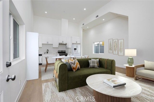 10911 S Main Street, Los Angeles, CA 90061