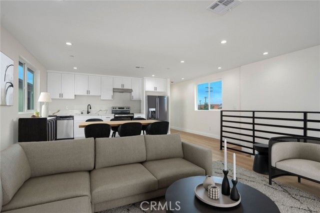 10911 S Main Street, Los Angeles, CA 90061