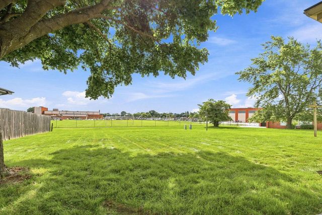 2113 Neptune CIRCLE, Racine, WI 53404