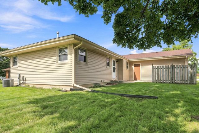 2113 Neptune CIRCLE, Racine, WI 53404