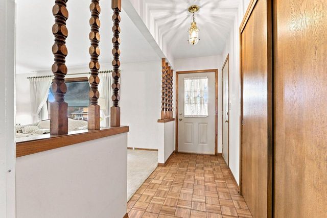 2113 Neptune CIRCLE, Racine, WI 53404