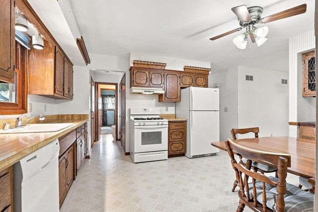 2113 Neptune CIRCLE, Racine, WI 53404