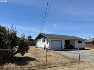 960 CROCKER St, Coos Bay, OR 97420