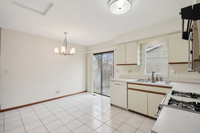 226 White Fawn Trail, Downers Grove, IL 60516