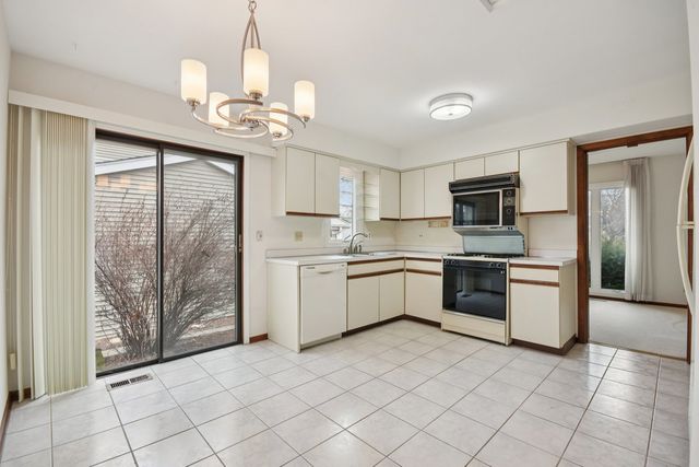 226 White Fawn Trail, Downers Grove, IL 60516