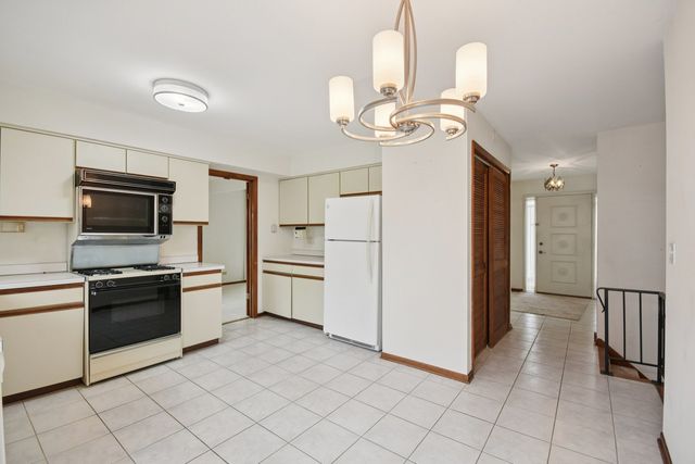 226 White Fawn Trail, Downers Grove, IL 60516