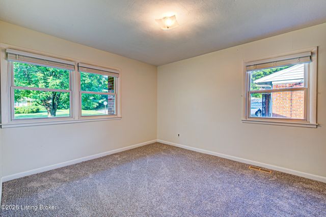 3521 Terrier Ln, Louisville, KY 40218