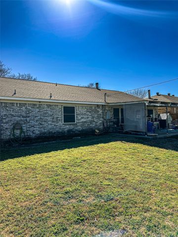 1324 N Creek Drive, Saginaw, TX 76179