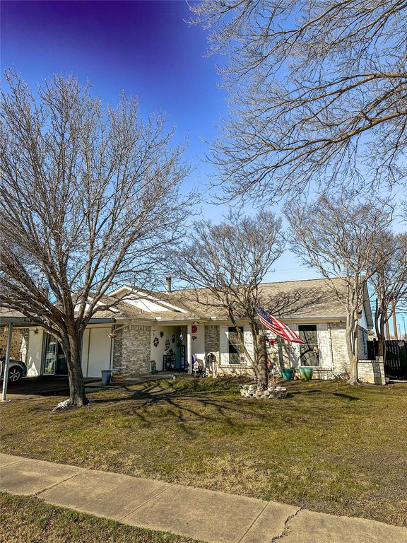 1324 N Creek Drive, Saginaw, TX 76179