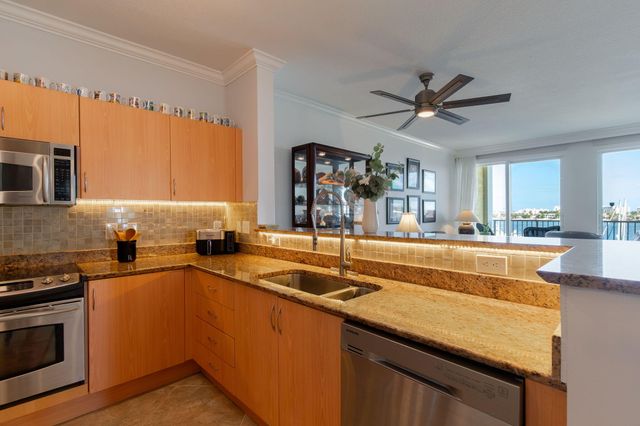 806 E Windward Way 524, Lantana, FL 33462