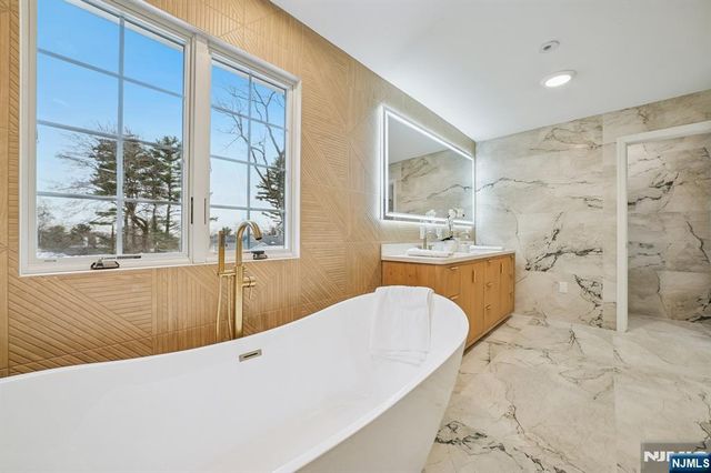 6 Colony, North Caldwell, NJ 07006