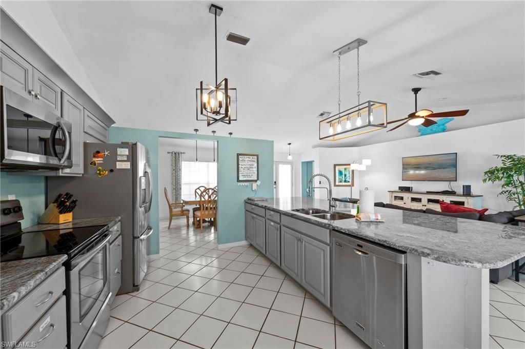 Image 17 of property listing at 2104 SW 38th TER, Cape Coral, FL 33914