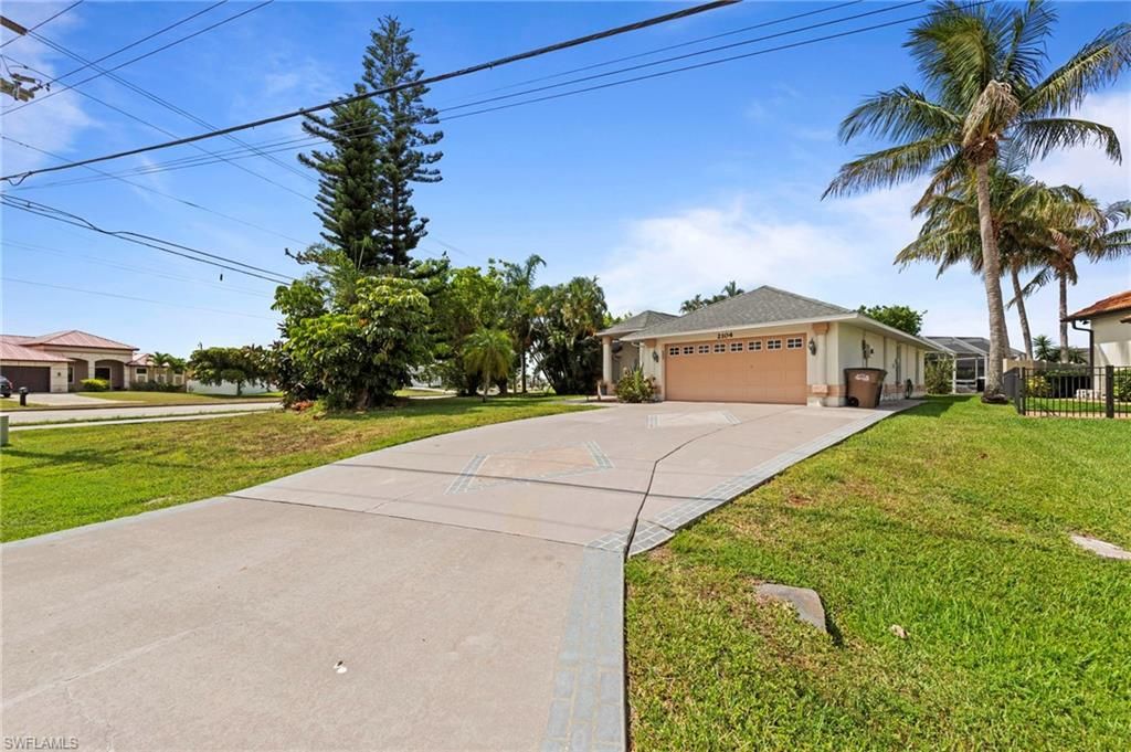 Image 3 of property listing at 2104 SW 38th TER, Cape Coral, FL 33914