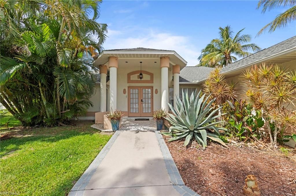 Image 4 of property listing at 2104 SW 38th TER, Cape Coral, FL 33914