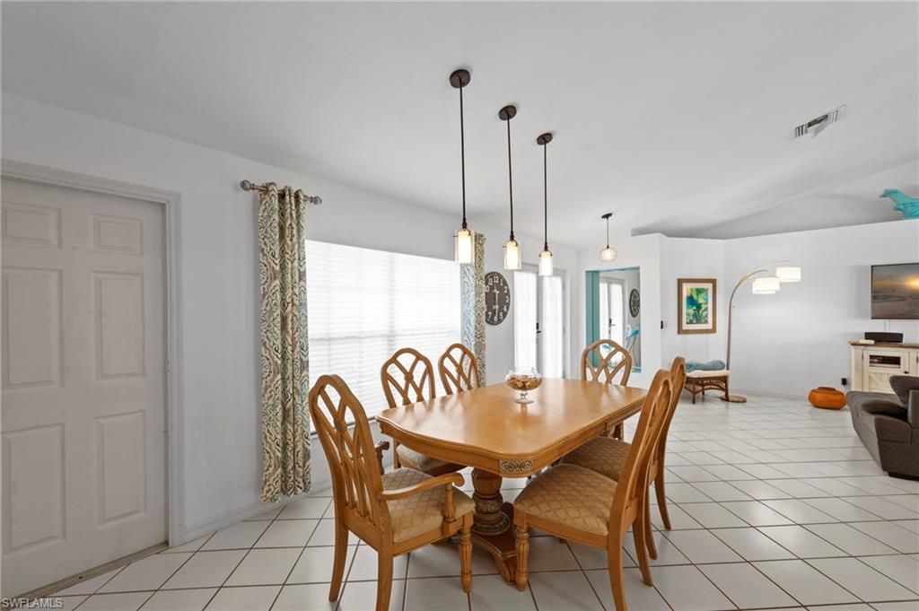 Image 7 of property listing at 2104 SW 38th TER, Cape Coral, FL 33914