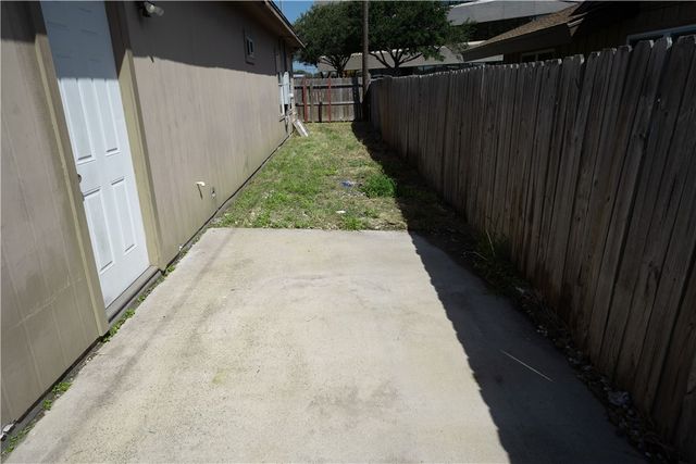 2033 Briarwood Dr, Corpus Christi, TX 78412