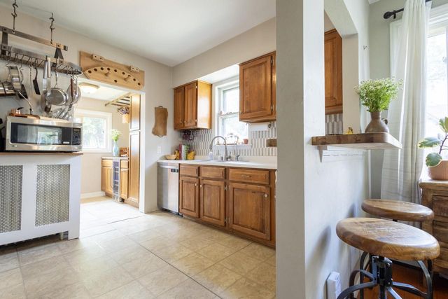 423 W South STREET, Oconomowoc, WI 53066