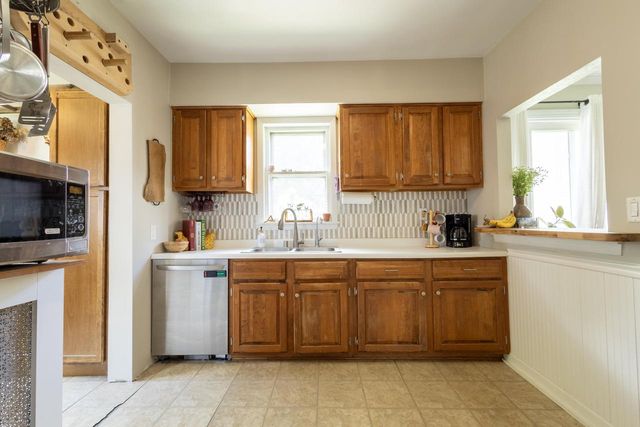 423 W South STREET, Oconomowoc, WI 53066
