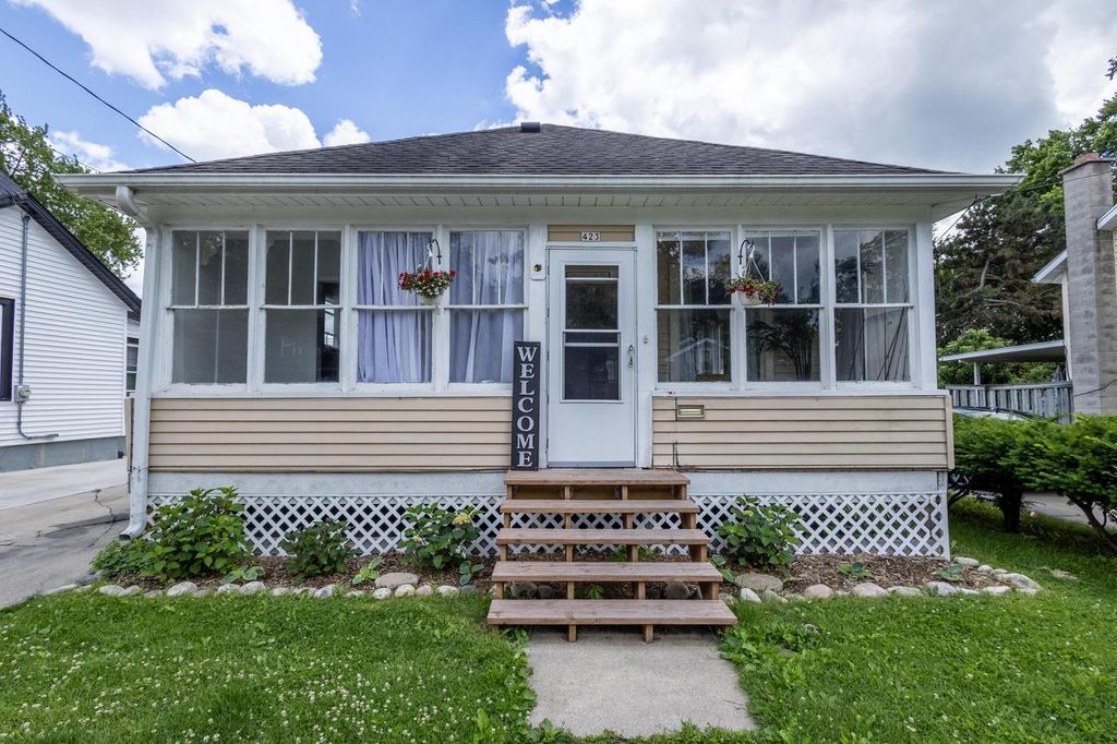 423 W South STREET, Oconomowoc, WI 53066