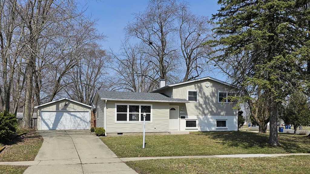 18570 W Pamela Place, Gurnee, IL 60031