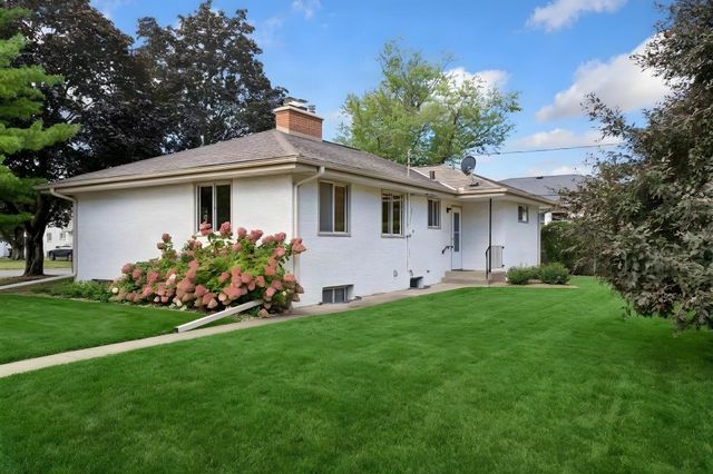 202 Ash Street W, South Saint Paul, MN 55075