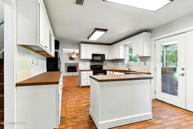 1526 Oldfield Drive, Gautier, MS 39553