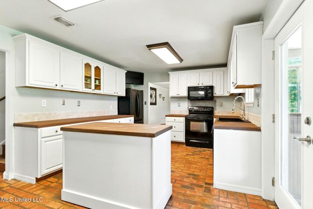 1526 Oldfield Drive, Gautier, MS 39553