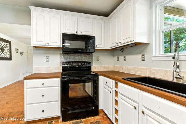 1526 Oldfield Drive, Gautier, MS 39553