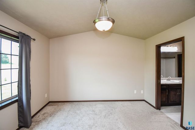 2428 E Meadowside Pl Place, Sioux Falls, SD 57108