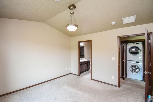 2428 E Meadowside Pl Place, Sioux Falls, SD 57108