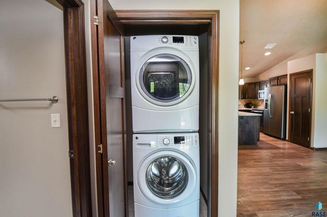 2428 E Meadowside Pl Place, Sioux Falls, SD 57108