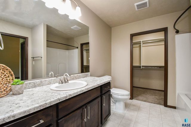 2428 E Meadowside Pl Place, Sioux Falls, SD 57108