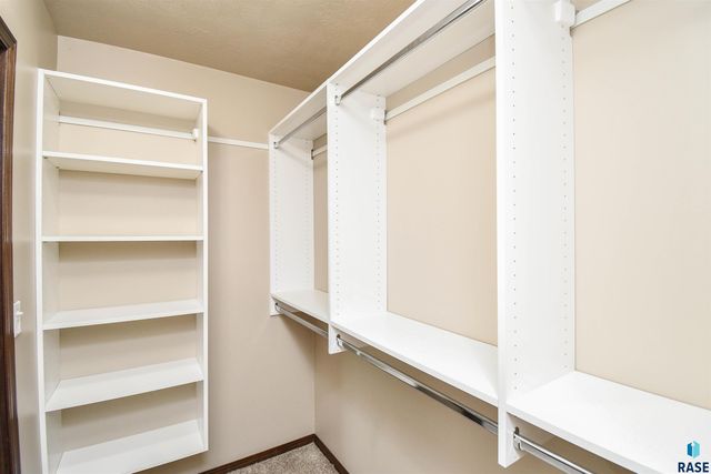 2428 E Meadowside Pl Place, Sioux Falls, SD 57108