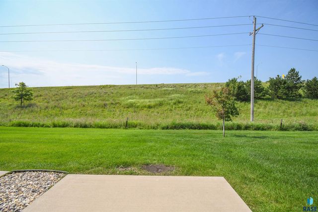 2428 E Meadowside Pl Place, Sioux Falls, SD 57108