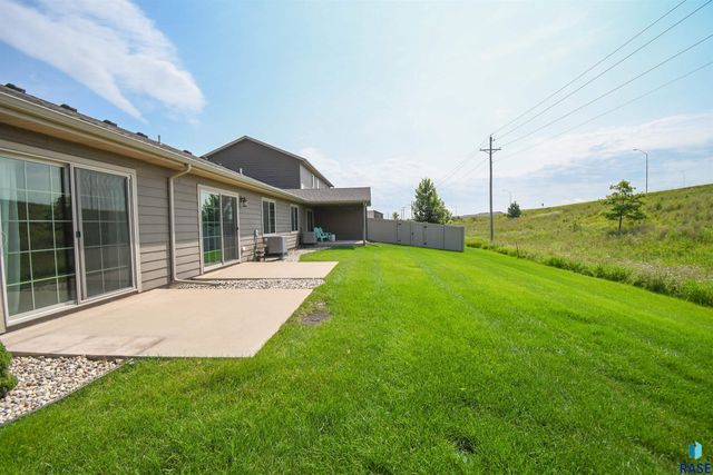 2428 E Meadowside Pl Place, Sioux Falls, SD 57108