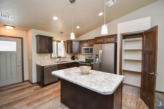 2428 E Meadowside Pl Place, Sioux Falls, SD 57108