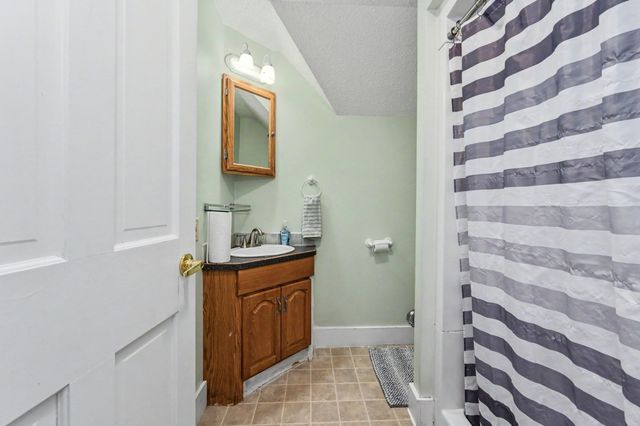 238 Park St, Easthampton, MA 01027