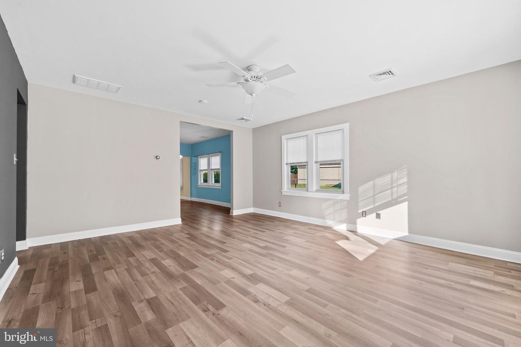 231 S FORKLANDING RD, Maple Shade, NJ 08052