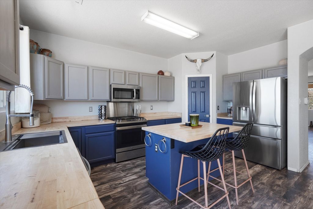 2511 Clear Sky Street SW, Los Lunas, NM 87031