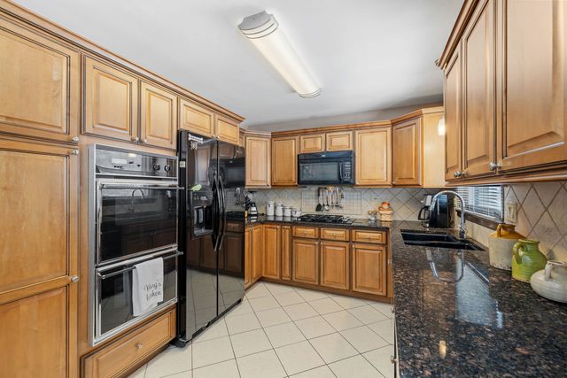 2439 N Windsor Drive, Arlington Heights, IL 60004