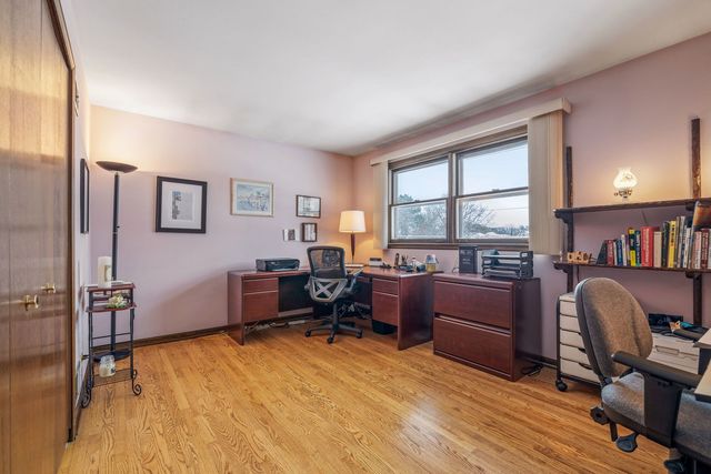 2439 N Windsor Drive, Arlington Heights, IL 60004