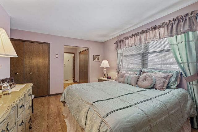 2439 N Windsor Drive, Arlington Heights, IL 60004