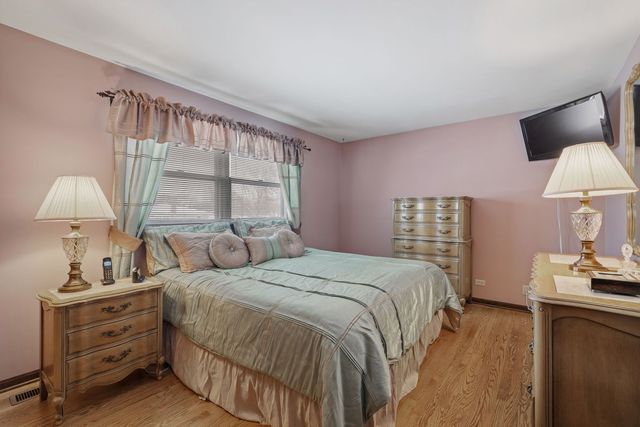 2439 N Windsor Drive, Arlington Heights, IL 60004