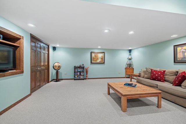 2439 N Windsor Drive, Arlington Heights, IL 60004