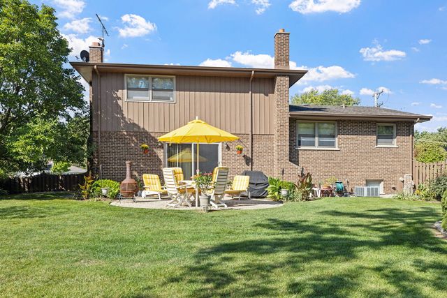 2439 N Windsor Drive, Arlington Heights, IL 60004