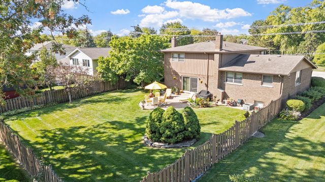 2439 N Windsor Drive, Arlington Heights, IL 60004